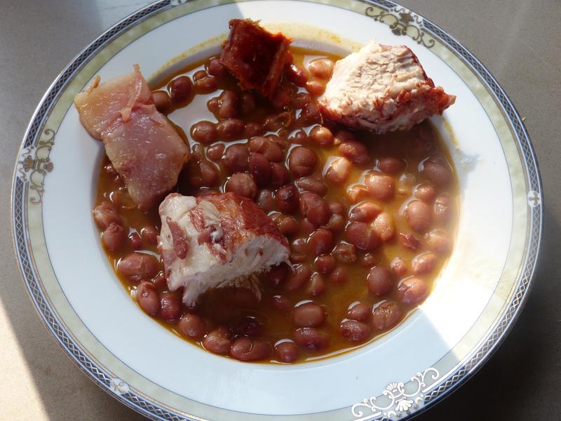 Caparrones riojanos con oreja, rabo y costilla