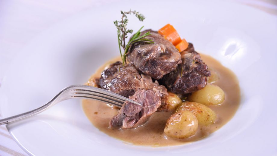 Carrilleras guisadas al vino blanco con salsa brillante