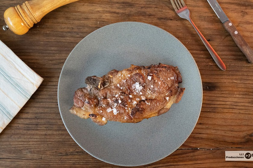 Chuleta de cerdo de castañas a la plancha con costra dorada