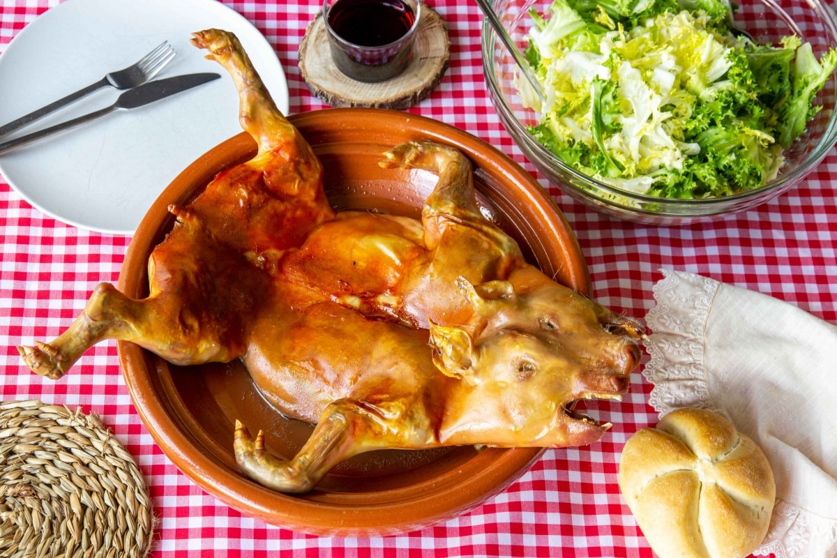 Cochinillo asado tradicional con piel dorada y crujiente