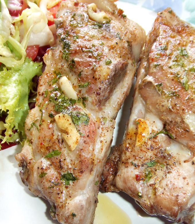 Costilla en tira al horno dorada con ajo y perejil