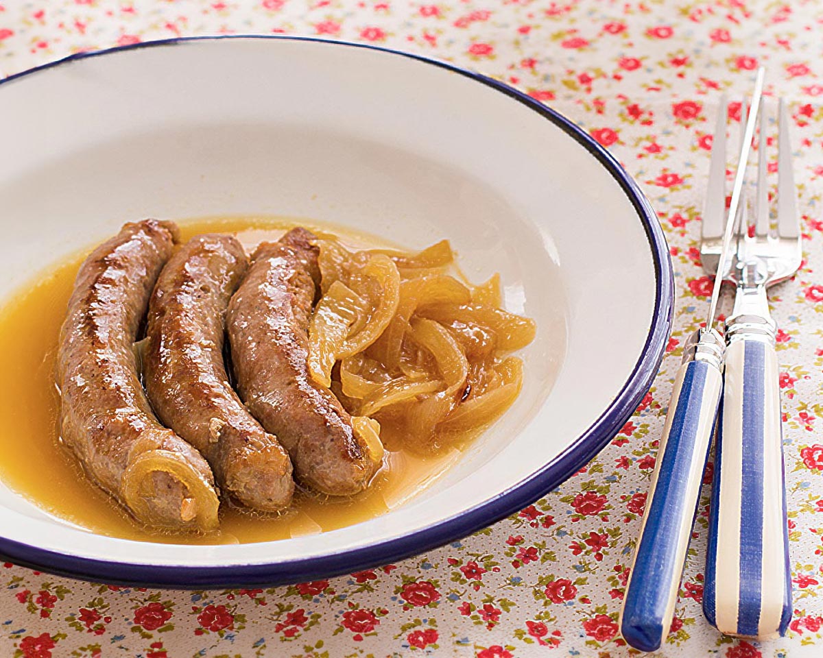 Salchichas frescas cocinadas al vino blanco